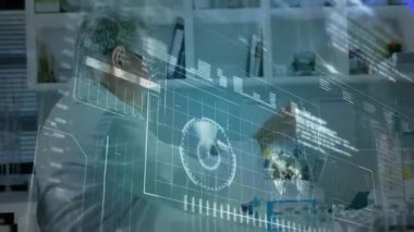 Laboratuvar analizi için test tüpü seçen kıdemli bilim adamı holografik görüntülerin yer değiştirmesi için örnek çiziyor. Biyoteknoloji, yenilik, dijital, gelecek, kesinlik, bilim, araştırma