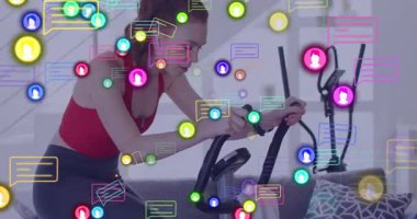Bir kadın spor yapmak için eliptik pedala basıyor. Sohbet baloncukları akıllı adımlarla etrafta süzülürken. Fitness, technology, wellness, activity, modern, lifestyle, communication