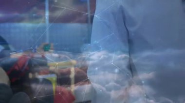 Hemşire kliniğe giriyor. Serum hortumunu kontrol ediyor. Yeşil topu sıkıştırıp infüzyon kontrolü yapıyor. Sağlık, sağlık, yardım, klinik, sağlık, destek, terapi