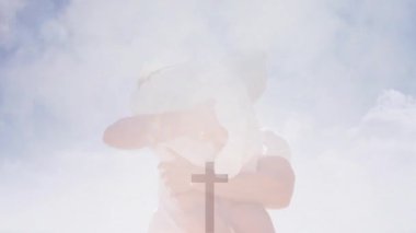 Çiftler gün ışığında kucaklaşıyorlar ve iş ilanı için çapraz grafikle oynak bir sırt sırta veriyorlar. Romantizm, şefkat, açık hava, güneş ışığı, canlılık, bağlantı, tasasız