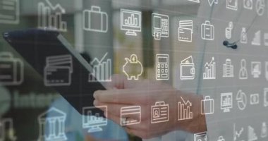 Erkek doktor tablet ekranı tıklatıyor ve hasta finansmanı incelemesi için dijital veri örtüsünü yönetiyor. Tıbbi, teknoloji, sağlık, veri görselleştirme, profesyonel, analitik, yenilik