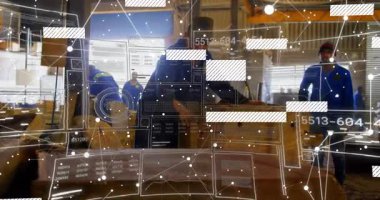 Sandık sandığı endüstriyel AR arayüzü ile tarayan merkez işçisi, aynı zamanda veri örtüsünü gözlemleyen iş arkadaşları. Teknoloji, endüstriyel, takım çalışması, teftiş, dijital, endüstriyel tasarım, güvenlik