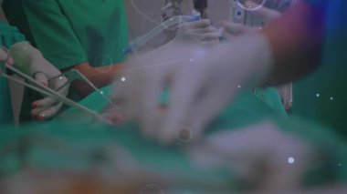 Hemşire maske tutuyor, tüpleri ayarlıyor, laparoskopik ameliyata başlıyor ve takım dokuyu inceliyor. Tıbbi, takım çalışması, hassasiyet, steril, yenilik, sağlık hizmetleri, işletim