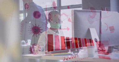 Virüs simgeleri olarak yazan maskeli bir çalışan. İş arkadaşı kahve getiriyor. Ofis, çalışma alanı, veri, analiz, iş, teknoloji, meslek