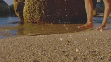 Ağırlık değiştiren erkek, kumdan sörf yapmaya giderken yüzen sağlık adımlarını takip eder. Deniz kıyısı, yalınayak, rahatlama, sükunet, açık hava, boş zaman, doğal