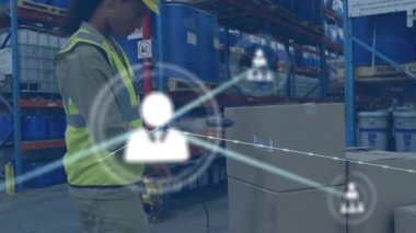 Operatör barkodu tarıyor ve ağı genişletiyor, kutuyu kaldırıyor ve lojistik izleme için istifliyor. Envanter, teknoloji, bağlantı, lojistik, depo, yenilik, depolama