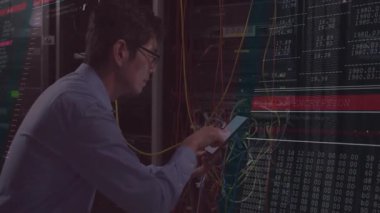 BT teknisyeni sunucu rafında çömelmiş, tableti tıklatıyor ve kodla veri şifreleme yapıyor. Teknoloji, siber güvenlik, ağ oluşturma, veri, dijital, endüstriyel, modern