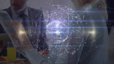 İş kadını, iş dünyasında veri ağı oluşturan tablet ekranını meslektaşına gösteriyor. Teknoloji, işbirliği, yenilik, dijital, bilgi, profesyonel, gelecekçi