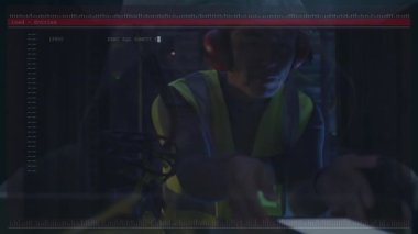 IT teknisyeni ellerini şeffaf ekrana koyuyor, SQL kodunu kaydırıyor ve sıralı girişleri kaydediyor. Siber güvenlik, veri analizi, dijital çalışma alanı, teknoloji, yenilik, profesyonel, modern