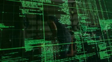 yeşil ızgara ve kod klavyede yazan yazılım geliştiricisiyle kodlama oturumunu örtüyor. Teknoloji, siber güvenlik, yenilik, dijital, programlama, arayüz, fütürist