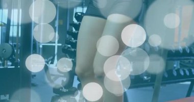 Tahta halkaları tutan, dizlerini büken, spor yapmak için bacaklarını kaldıran bir kadın. Spor, güç, egzersiz, eğitim, sağlık, atletizm, spor salonu