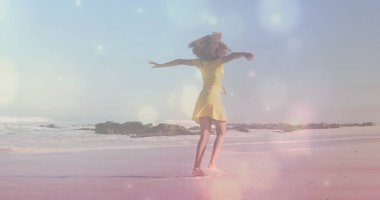 Sarı elbiseli, kumlu sahilde dans eden Afro-Amerikan kadın. Neşe, özgürlük, zarafet, canlılık, dinginlik, açık hava, bohem