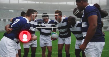 Sekiz rugby oyuncusu kapalı stadyumdaki çimlerin üzerinde yeşil beyaz rugby topuyla formalar içinde toplanıyor. Sporcular, takım çalışması, rekabet, sportmenlik, atletizm, stadyum, açık hava