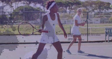 Beyaz elbiseli bir tenisçi elinde raketle kalenin yanında, dünya haritası kaplamalı. Atletik, rekabet, fitness, eğitim, açık hava, enerjik, takım çalışması