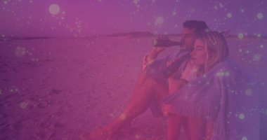 Oturan çift kumlu sahilde içkilerini yudumluyor, püsküllü şalları ve siyah şişeleri var, fotokopi çekiyorlar. Romantik, boş zaman, dinginlik, yaz, sahil şeridi, arkadaşlık, rahatlama