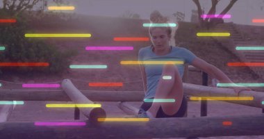 Top giyen dengeli bir atlet ve engelli pistte şortunu sallayarak bacak sallıyor. Macera, açık hava, atletizm, eğitim, çeviklik, dayanıklılık, yaşam tarzı