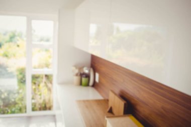 Evdeki modern mutfağın odaklı olmayan görüntüsü