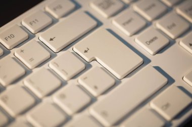 Beyaz klavyenin tepesinde