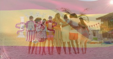 Sahilde kollarını bağlayan arkadaşlar, sazdan çatılı kulübeyle palmiye yaprakları serinletici yastıklar. Arkadaşlık, rahatlama, cennet, tropik, açık hava, eğlence, neşe