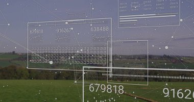 Kırsal çiftliklerde şebeke arayüzünün panellerle örtülmesi veri okumaları ve çubuk grafikleri gösterir. Teknoloji, bağlantı, yenilik, veri görselleştirme, kırsal gelişim, açık hava, gelecekçilik