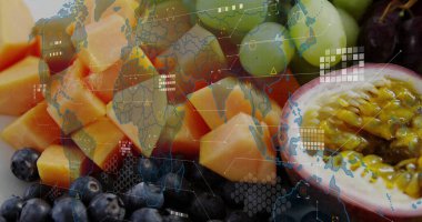 Karpuz küpleri, yeşil üzümler, yaban mersinleri, stüdyoda dijital kaplamalı yarı yarıya tutkulu meyveler. Taze üretim, sağlık, organik, teknoloji, veri görselleştirme, modern, canlı