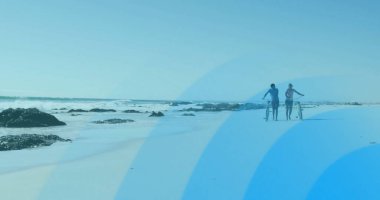 Spor kıyafetleri içinde yürüyen bir çift plajda kayalarla bisiklet sürüyor ve dalgaları kucaklıyor. Kopya alanı. Açık hava, macera, eğlence, fitness, manzara, bağlantı, canlılık