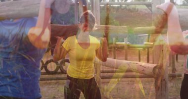 Kalın ahşap kütükler taşıyorlar. Atletizm kıyafetleri içinde üç kadın ormanlık alanda engelli parkurlarda geziniyor. Takım çalışması, dayanıklılık, açık hava, dayanıklılık, canlılık, güç, işbirliği