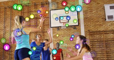 Okulun spor salonunda medya simgeleriyle, fotokopi alanlarıyla turkuazlı üst üste basket oynayan atlet. Spor, takım çalışması, gençlik, spor, eğlence, dijital, enerjik