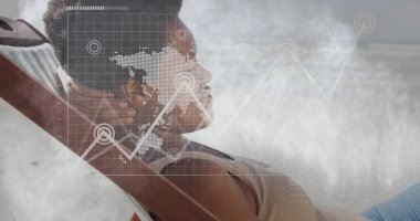 Plajda bej bluz giyen, harita ve grafik kaplamaları gösteren yaslanmış siyah kadın, kopyalama alanı. Sentetik dalga, fütürizm, rahatlama, huzur, sükunet, dijital sanat, dinginlik