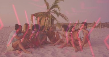 Gün batımında plajda şişe ve bardak tokuşturup yanan palmiye kulübesi olan sekiz arkadaş grubu. Plaj partisi, dostluk, kutlama, tropicalvibe, boş zaman, açık hava eğlencesi, rahatlama