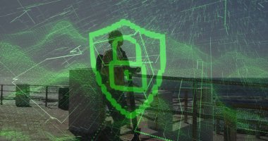 Avlu korkuluklarında günlük ceket ve sırt çantası giyen, dijital asma kilit kaplamalı yassı bir adam. Siluet, güvenlik, teknoloji, rıhtım, alacakaranlık, minimalist, güvenlik