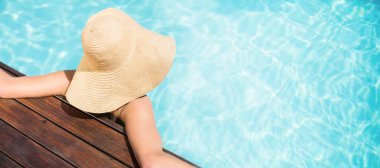 Yüzme havuzundaki kişinin yüksek açılı görüntüsü