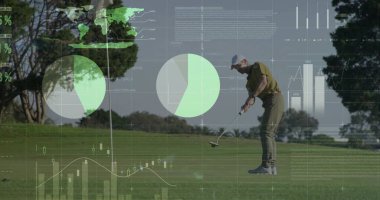 Golf topunu golf sahasına golf sopası, bayrak sopası ve kopya uzayı ile vuruyor. Atletik, açık hava, modern, teknoloji, rekabet, boş zaman, manzara