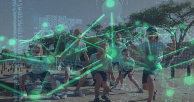 Beyaz tişörtler ve şortlar giyen çömelmiş çocuklar dışarıda lastik lastikler ve yeşil kaplamayla hazırlanıyorlar. Gençlik, spor, takım çalışması, açık hava, macera, teknoloji, oyuncu