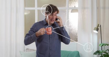 Akıllı telefondan konuşmak, oturma odasında buzlu camlı jest yapan adam, dijital bağlantı simgeleri. Modern, teknoloji, iletişim, ev, rahatlama, bağlantı, iç mekan