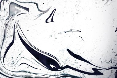 Dönen sıvı mürekkep darbeleri soyut vektör tasarımında beyaz zemin üzerinde dans ediyor, kopyalama uzayı. Soyut, akışkan, organik, modern, minimalist, yaratıcı, tasarım