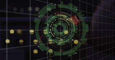 Kontrol odasında üç boyutlu ızgara üzerinde dairesel holografik arayüz yansıtılıyor, yüzen sarı fişeklerle. Fütürist, hologram, teknoloji, arayüz, dijital, dalgın, sanal