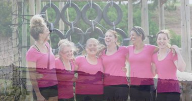 Tahta engelli parkurda altı kadının omuzlarına sarılmış gülümseyen, jant lastikleri ve pembe bluzlarıyla. Fitness, takım çalışması, açık hava, macera, yoldaşlık, aktivite kıyafeti, motivasyon