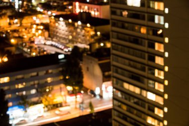 Gece şehir ışıklı binaların yüksek açılı görünüş