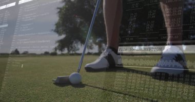 Ayakta duran golfçünün bacakları golf sopası, top ve şifreleme koduyla yeşile vurmaya hazırlanıyor. Spor, kesinlik, teknoloji, dijital, açık hava, rekabetçi, stratejik