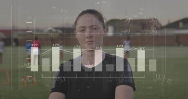 Koyu renk tişörtlü beyaz sporcu turuncu koniler ve dijital ölçümlerle sahada iz sürüyor. Sporcular, spor eğitimi, performans analizleri, fütüristik, takım çalışması, gençlik sporları, açık hava sporları