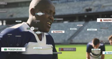 Stadyumdaki çimlerde yüzen dijital kaplamalarla nefes nefese kalan Afrikalı Amerikalı sporcu. Performans, atletizm, eğitim, biyometrik, analitik, rekabet, egzersiz