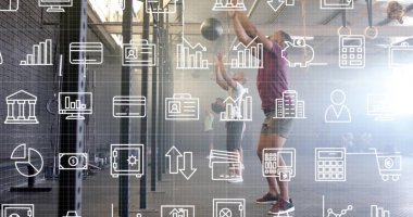 Spor giyim sektöründe dört sporcu jimnastik salonunda yüzükler, halatlar ve beton zemin ile birlikte ilaç topları atıyor. Fitness, takım çalışması, antrenman, güç, vücut ağırlığı, aktif, güç