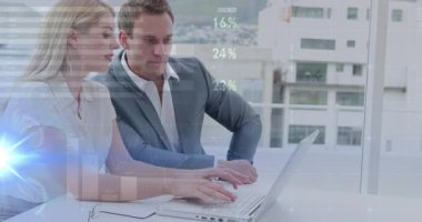 Dizüstü bilgisayarda yazan ve iş verilerini balkon işbirliğiyle ilgili animasyonlu grafiklerle analiz eden bir kadın. İşbirliği, takım çalışması, teknoloji, iş, analitik, kentsel, iletişim