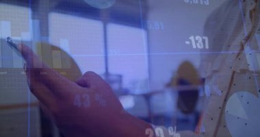 Performans ölçümlerini keşfetmek için akıllı telefonu dinleyip çalan bir ofis çalışanı. Teknoloji, analitik, veri görselleştirme, iş, çalışma alanı, dijital, yenilik