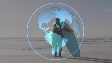 Kıdemli kadın gezmek için sahil boyunca yürüyen bölgeleri vurgulayan dönen dünya tahtası gibi sürükleniyor. Macera, keşif, dünya, seyahat, rahatlık, dinginlik, çok kültürlü