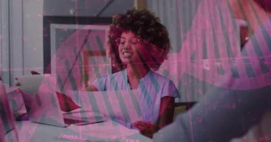 Biyoteknoloji veri analisti rapor okuyor ve grafiği paylaşırken pembe DNA sarmalını ateşliyor. Profesyonel, işbirliği, modern, yenilik, teknoloji, ofis, odaklanma