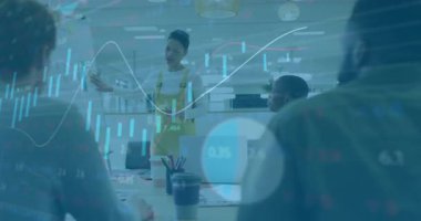 Sunucu, takım iş görüşmeleri için fikirlere dikkat çekerken el kaldırıyor. İşbirliği, takım çalışması, iletişim, yenilik, beyin fırtınası, modernlik, profesyonel