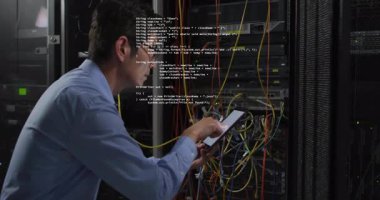 Bilgi işlem teknisyeni sunucuda diz çöküp tıkırdatma tableti başlatma kodunu doğrulama işlemini gerçekleştiriyor. Siber güvenlik, ağ, teknoloji, veri, dijital, işlevsel, modern