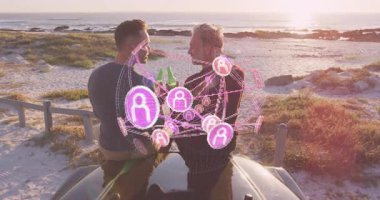 İki adam aracın tepesine yerleşiyor. Teknoloji ağını başlatıyorlar. Kavurucu şişeler, arkadaşları birbirine bağlıyorlar. İşbirliği, bağlantı, teknoloji, rahatlama, manzara, arkadaşlık, devre